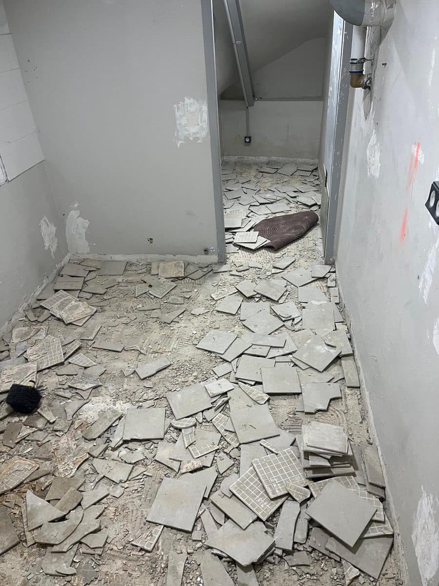 Pendant la dépose : carreaux de sol arrachés