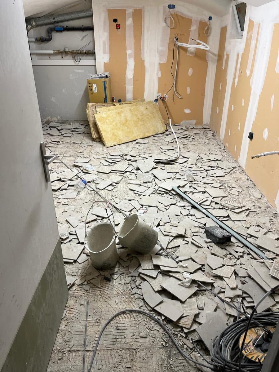Pendant la dépose : carreaux décollés au sol
